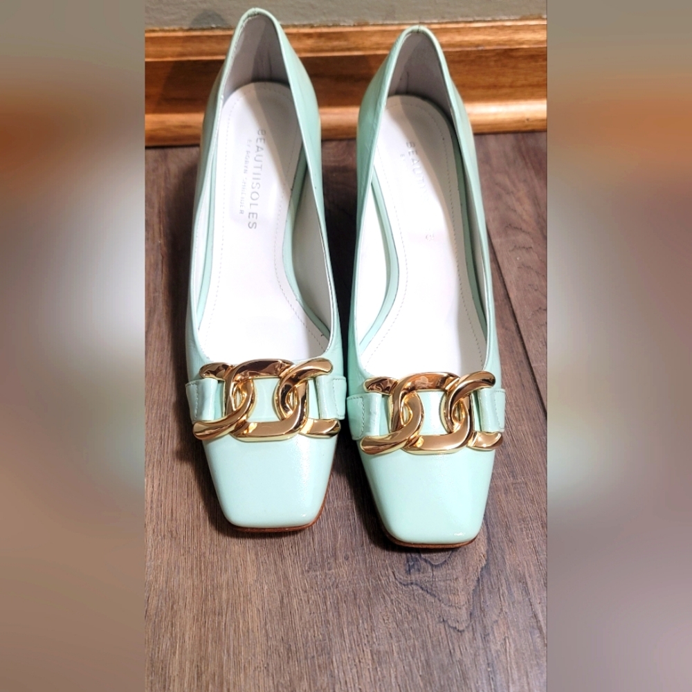 Mint Green Women's Shoes with Gold Accents Size 7.5